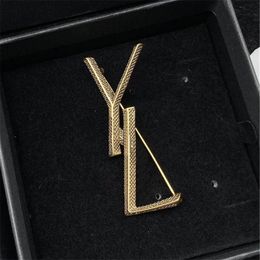 Luxury Designers Men Womens Brooch Pins Brand Classic Gold Letter Brooch Pin Suit Dress Pins For Lady Specifications Designer Jewe236R