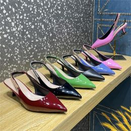 24SS Décolleté con tacco slingback in pelle da donna Designer di lusso di alta qualità Catena in metallo Scarpe eleganti con fibbia in oro argento Rosa Verde Nero Blu Rosso Borgogna 5,5 cm 35-42