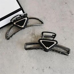 Clamps Luxury Designer Women Hairpin Fashion Letter Triangle Metal Claws Hair Clips Headwear Large Size Shark Clip Womens Girl Brand Hair