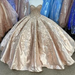 Guldbollklänning från axeln Quinceanera klänningar Applique spetspärlor Sweet 16 Dress Pageant Gowns Vestidos de 15 Anos 0417
