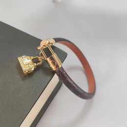 2022 Fashion Classic bangle Flat Brown pu Leather Bracelet with Metal Lock Head Heart Charm Bracelets In Gift Retail Box246m