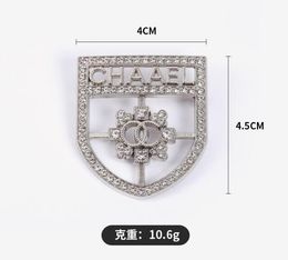 2color Fashion Brand Designer Letter Brooch Fashion Famous Double Letter Tassel Pearl Crystal Luxury Couples Personality Rhinestone Suit Pin Jewelry Accessories