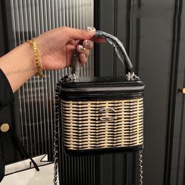 Designer Womens Makeup Bag Summer Cool Weave Makeup Case Classic Grass Beach Bags Silver Metal Chain Shoulder Bag Zipper Closed Crossbody Bags Mini Handbag 15x13cm