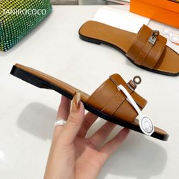 Nuovo design del marchio Donne sandali in pelle nell'aereo Summer Square e eleganti sandali Lady Sandals Outdoors Scattina spiaggia Button Plus 42