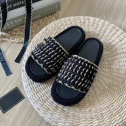 Famous slippers ladies knitted straw one word slippers summer outside wear sandals 2023 new fashion thick bottom comfortable slippers