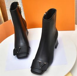 2024 Knöchel Frauen Boots Klassische Drucke Kowskin Lederstiefel Designer Shake Boot 5,5 cm klobige Heels Quadratzer Schwarz Party Schuhe D88