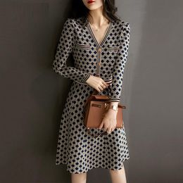 QNPQYX Abito longuette coreano di lusso elegante A-Line Abito donna autunno manica lunga Vintage scollo a V Geometria Stampa pulsante Abito femminile di moda