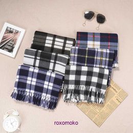 Top quality winter and autumn Bur Home scarf for women men Autumn Winter Classic Plaid Double Sided Velvet Gift Scarf Exhibition Sales Night Market Mens Warm Nec