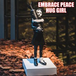 Decorative Objects Figurines Banksy Hugging Bomb Girl Decor Statue Hugged Peace Resins Sculpture Decoration LivingRoom Bedroom Bookcase Mesa Decorations 230704
