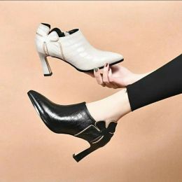 Scarpe singole in tinta unita a bocca profonda 2022 Primavera e autunno Nuove scarpe in pelle con cerniera laterale a punta con tacco spesso alla moda