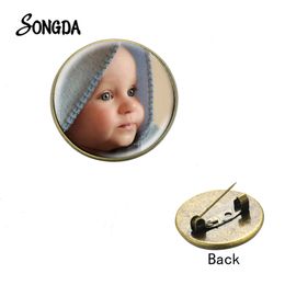 Pins Brooches 10 pieces Fashion Personalised Custom Brooch Baby PoTeam Personality Picture Glass Gem Bronze Colour Badge Gift 230704