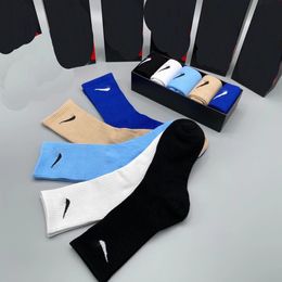 Mehrfarbige NK-Baumwollsocken für Männer und Frauen mit klassischen Buchstaben, atmungsaktiven Socken, gemischten Fußball-Basketball-Socken.