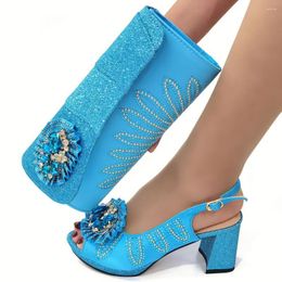 Отсуть обувь 2023 Итальянский дизайн стиль выреза с сверкающими стразами Скай Голубой цвет женские и вечеринки свадебные сумки