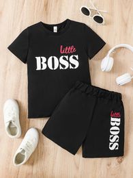 Camisas 2 peças Meninos "Little Boss" Padrão T-shirts Conjunto de Shorts Elásticos na Cintura Roupas de Verão para Crianças 230704