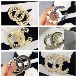 Ünlü tasarımcı çift harfli broşlar unisex lüks rhinestone kristal inci broş takım elbise moda takı aksesuarları 20 stil