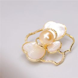 Brooches Beautiful Pearl White Shell Flower Brooch