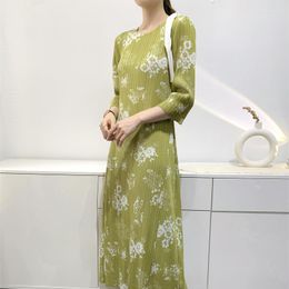 Casual Dresses Miyake Pleated Matcha Floral Printed Long For Women O-neck Three Quarters Sleeves Slim Slit Dress 2023 Summer
