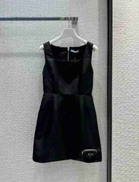 Vestidos casuais básicos de grife verão com decote em U vestido preto liso com mini bolsa moda feminina sem mangas feminina curta 0OL9