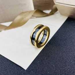 Anel de alta qualidade Ring Luxury Design Titanium Steel Aço preto e branco Anéis de cerâmica homens e mulheres Presente do Dia dos Namorados