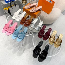 Designer Isola Slippers Women Flat Sandal Metal Texture Leather Slides Versatile Chunky Heels Candy Color Slide Summer Beach Flip Flops