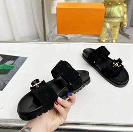 Sandals Slippers Summer Men Women Shoes Shaped Slides Molded rubber footbed in black Tonal rubber sole featuring embossed logo at outer side