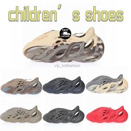Barnskor Slide Runner Tainers Foam Slipper Baby Boys Girls Designer tofflor Black Shoe Youth Sneakers Toddler Barn Kid Spädbarn Fashion Gray 74Se#