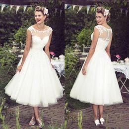 2019 Elegant Short Beach Wedding Dresses Sheer Neck Appliques Lace Tea Length Modest Bohemian Bridal Gowns Vestidos De Noiva Cheap225J
