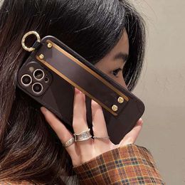 Designer Brown Old Flower Ring Wristband Phone Cases for Apple iPhone 14 Plus 13 12 11 Pro Max Luxury Matte Leather Fine Cutouts Cell Back Cover Kickstand Funda Coque 77