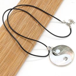 Pendant Necklaces Natural Shell Necklace Unique Gossip Pattern Fit Women Jewelry Gift Length 55 5cm Size 46x46mm