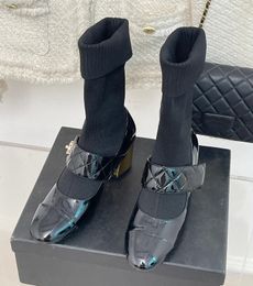 Die neuesten Damenstiefel mit dicken Absätzen, rundem Kopf, glänzenden Ledernähten, Schnalle, Ärmeln ohne Schnürung, formelles Freizeit-Arbeitsbankett, passende Box in Größe 35–40