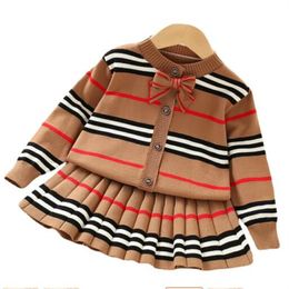 Abbigliamento invernale per bambina per bambina Set di cardigan a righe per bambina Cappotto per maglione Gonna a pieghe Abito a due pezzi Abbigliamento per bambini di nuovo stile