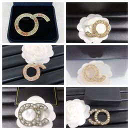 Elegant Designer Pearl Brooches Fashion Unisex Letter Brooche Sweater Suit Brought Pin Clothing Jewelry Accessories 20style
