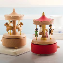 Novelty Items Fashion Wooden Musical Box No Battery Beech Musical Box Carousel Horse Rotating Desktop Decoration for Home 230707