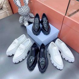 Модная бренда женские роскошные дизайнерские дизайнерские кожаные высокие каблуки заостренные сексуальные туфли Triangle Значок высококачественный платформа для обуви для обуви 35-41