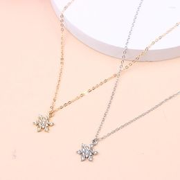 Pendant Necklaces 2023 Christmas Ornament Fashion Zircon Snowflake Necklace Classic Simple Metal Korean Women Party Wholesale