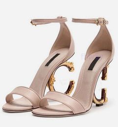 Красные дни элегантные роскошные бренды обувь для падбарных заостренных голых сандалий обувь оборудование и ключевая женщина металлическая стилевая дизайнер