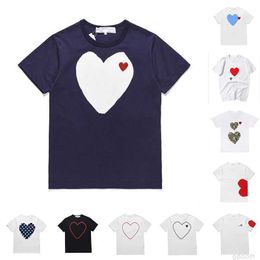 Модные мужские футболки Дизайнер Рубашка Красное сердце Объединяет повседневные женские рубашки Des Badge Garcons High Quanlity Tshirts Хлопковая вышивка 534536