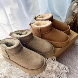 2023 Australia Mini Platform Boots Designer Woman Thick Bottom Ankle Warm Fur Snow Boot Australian Fluffy Fuzz Mule Tazz Slippers SIZE EUR44