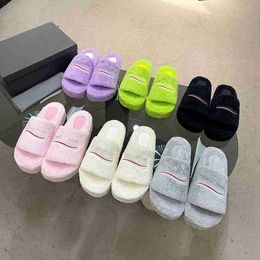 Designer slippers top quality Platform sandals slippers Ladies wool Slides Fur Fluffy Furry Warm Embroidered letters Sandals Flip-Flop Slipper size 35-42