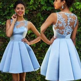 2023 New Skey Sky Blue Short Prom Dresses Jewelless Sleveless Lace Satin Satin Ruchle Cooktail Dress