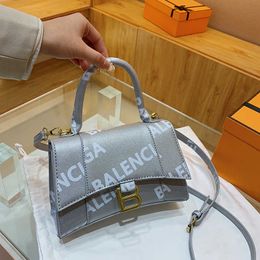 Shop-designed Bags Are Sold Cheaply 2023 New Fashion Versatile Letter Handbag with High Appearance and Red Temperament Cross Shoulder