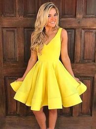 2023 Vestidos de baile de formatura amarelos com decote em V e linha A. Ruched na altura do joelho, vestidos de coquetel baratos para festa de formatura