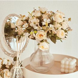 Декоративные цветы 6 головы искусственная цветочная шелк роза белый эвкалипт листья пиони букет подделка для свадебного стола Vase Vase Vase Home Decor