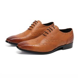 Zapatos 2023 Male Real Leather Derby Shoes British Style Carving Pointed Toe Brogues Business Wedding Men Lace Up Oxfords Shoes