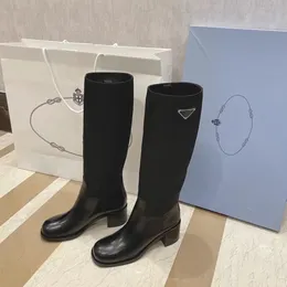 Nuovi stivali con pannelli a triangolo Stivali al ginocchio con tacco largo e grosso Suola in pelle Stivale da equitazione alto Designer da donna Fabbrica di scarpe di moda di alta qualità