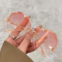 New Sunglasses Women Butterfly Flower Fashion Trend Gradient Frameless Eyeglass Metal Polygonal Outdoor Sunscreen Eyewear UV400
