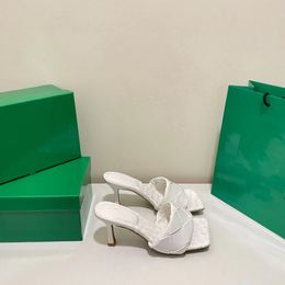 I sandali delle merci europee indossano graziose pantofole in raso intrecciate da influencer online Le scarpe piatte popolari di quest'anno semplici