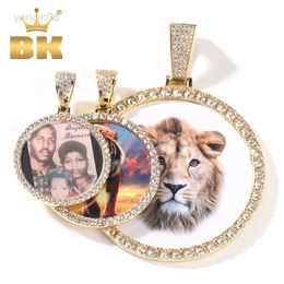 Anhänger Halsketten DER BLING KÖNIG Übergroße große runde benutzerdefinierte Foto-Anhänger-Halskette Gravieren Sie den Namen Iced Out CZ Hiphop-Schmuck Erinnerungsgeschenke HKD230712