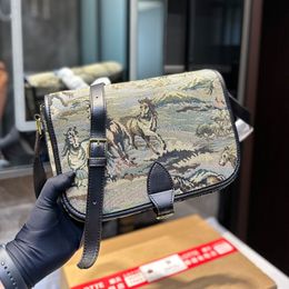 Дизайнерская холст сумочка бродяга пакет с плечом мешок с нейтральем для вышитых вышитых шаблонов лошади для мужчин мешок для флип -крышки подлинная кожаная края регулируем