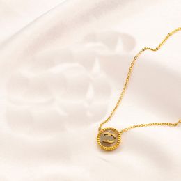 Designer 18K Gold plattiert Brief Anhänger Halskette Kette Luxus Design Elegant Runde Anhänger Choker Brand Halsketten für Frauen Hochzeitsfeier Geschenke Schmuck Schmuck